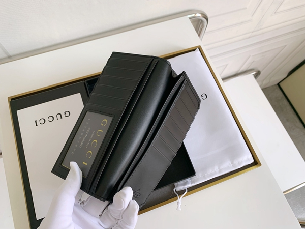 グッチ財布コピー着用イメージ